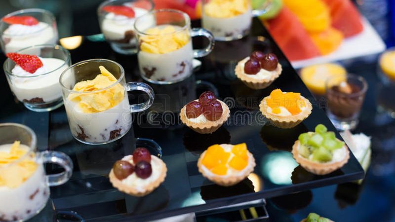 为了更直观地了解速冻食品的营养成分，以下列举了几种常见速冻食品的营养成分对比：